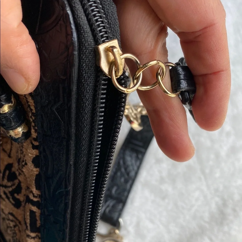 Vintage Black and Tan Shoulder Bag with Classic Elegance - Picture 3 of 7